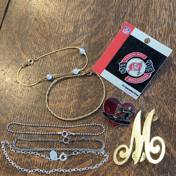 Huge lot of assorted estate sale ladies/girls jewelry, pins, pendants, earrings+ - Picture 4 of 12